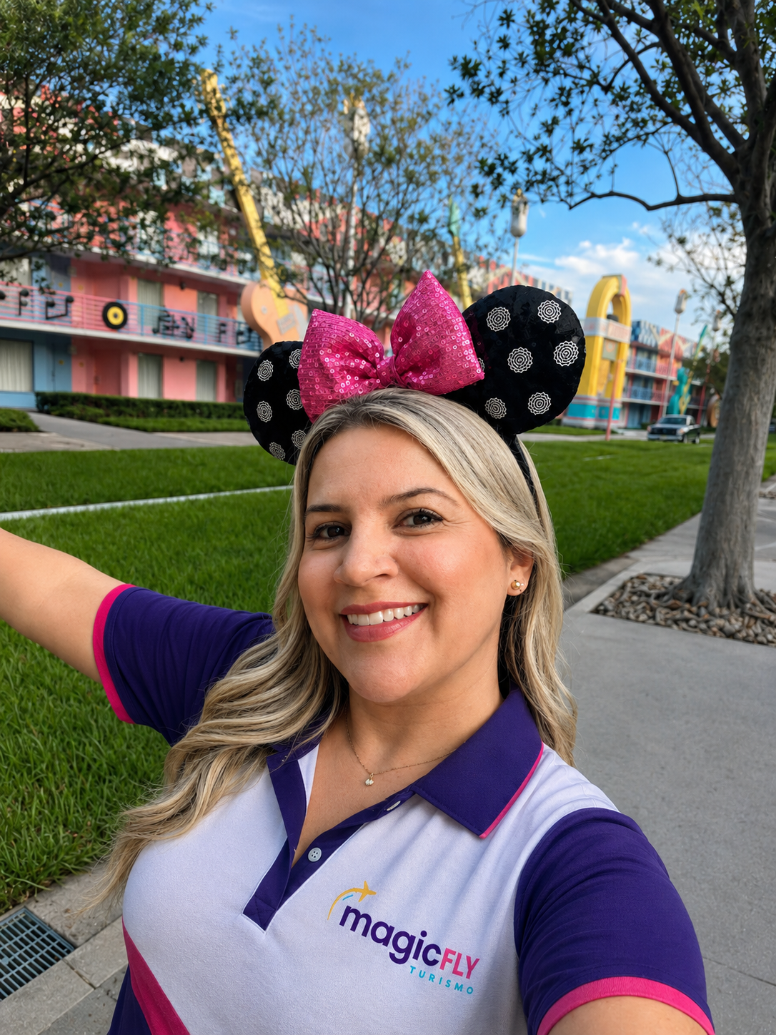 Ingrid, especialista da Magic Fly Turismo, em frente ao hotel da Disney